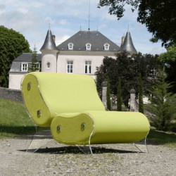 Ce fauteuil moderne combine confort exceptionnel et design novateur.