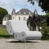 Ce fauteuil moderne combine confort exceptionnel et design novateur.